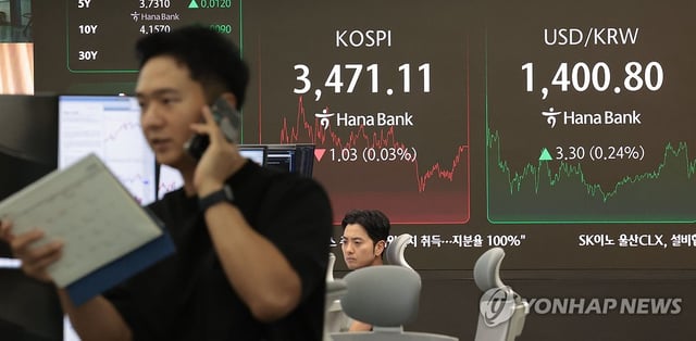 A dealing room at Hana Bank in central Seoul on Sept. 25, 2025 (Yonhap)