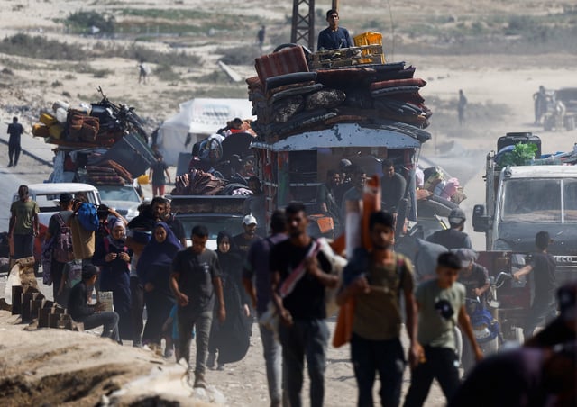 Displaced Palestinians fleeing northern Gaza due to an Israeli military operation, move southward after Israeli forces ordered residents of Gaza City to evacuate to the south, in the central Gaza Strip September 25, 2025. REUTERS/Mahmoud Issa