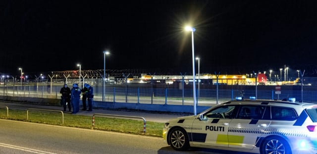 Des policiers à l'extérieur de l'aéroport de Copenhague, après un survol de drones, le 22 septembre 2025 au Danemark