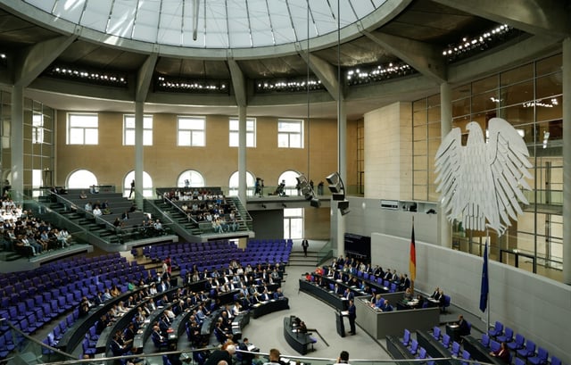 Nach dem Eklat um das Zeigen einer palästinensischen Flagge im Bundestag hat Parlamentspräsidentin Klöckner den Sitzungs-Ausschluss von vier Linken-Abgeordneten verteidigt. Sie behalte sich "bei weiterer Zuwiderhandlung" einen längeren Sitzungsausschluss oder Ordnungsgelder vor.