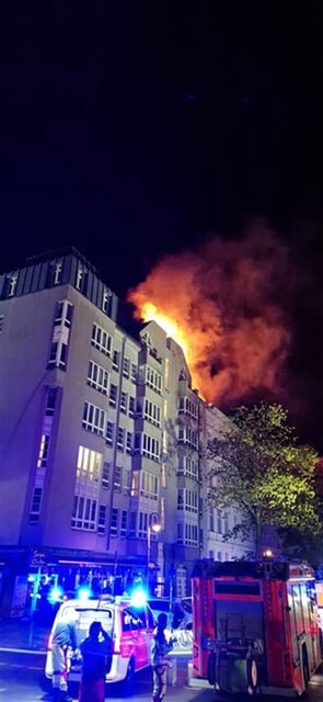 Die Flammen schlagen aus dem Dach.