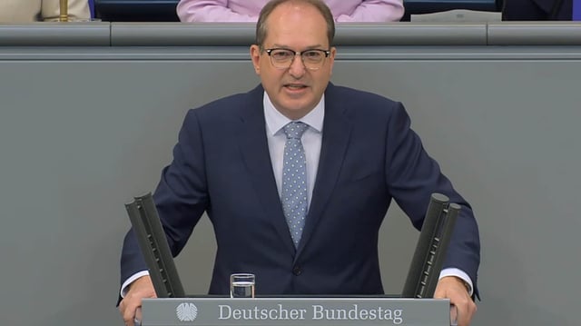 Im ZDF-Sommerinterview hatte AfD-Chef Tino Chrupalla die Ansicht geäußert, er erkenne keine feindlichen Absichten Russlands gegenüber Deutschland. Innenminister Alexander Dobrindt widersprach nun im Bundestag heftig.