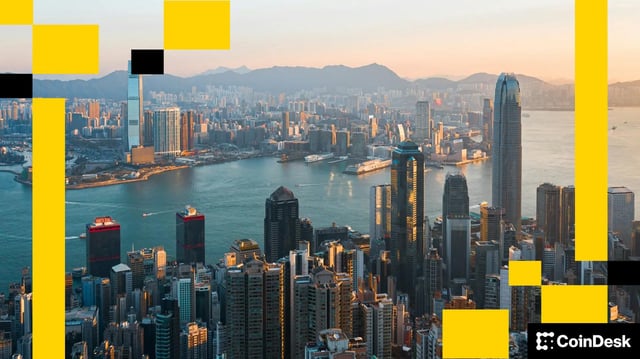 Hong Kong harbor during a sunrise (Manson Yim/Unsplash)