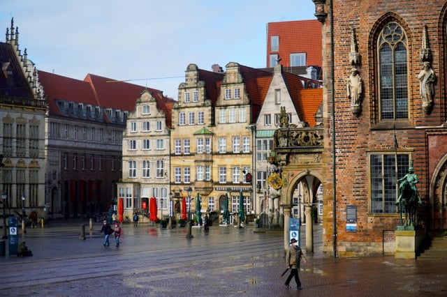 Mit einer Hinhaltetaktik hat eine 92-Jährige aus Bremen die Polizei auf die Spur von mutmaßlichen Telefonbetrügern gebracht und dafür gesorgt, dass die Verdächtigen festgenommen werden konnten.