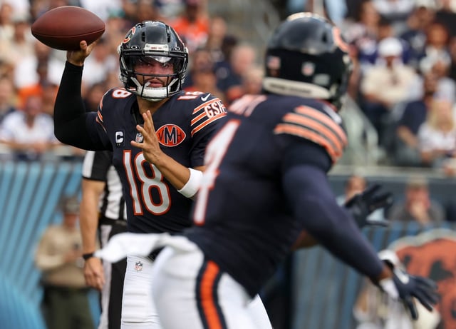 Chicago Bears quarterback Caleb Williams passes to running back D'Andre Swift in the first quarter against the Dallas Cowboys on Sept. 21, 2025, at Soldier Field.(Brian Cassella/Chicago Tribune)