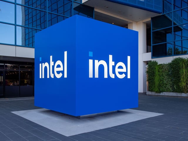Das Logo von Intel ist am Hauptquartier des Chipkonzerns zu sehen. (zu dpa: «US-Regierung bestätigt Pläne für Intel-Einstieg»)