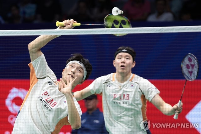 Kim Won-ho (L) and Seo Seung-jae of South Korea play a shot during the men's doubles final at the China Masters badminton tournament in Shenzhen, China, on Sept. 21, 2025, in this AFP photo. (Yonhap)