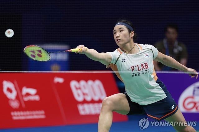 An Se-young of South Korea plays a shot during the women's singles final at the China Masters badminton tournament in Shenzhen, China, on Sept. 21, 2025, in this AFP photo. (Yonhap)