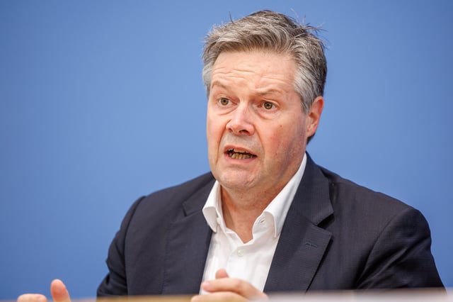 Der ehemalige Bahn-Manager Dirk Rompf sollte Chef der Infrastruktursparte der Deutschen Bahn werden. Dagegen gab es massiven Widerstand.
