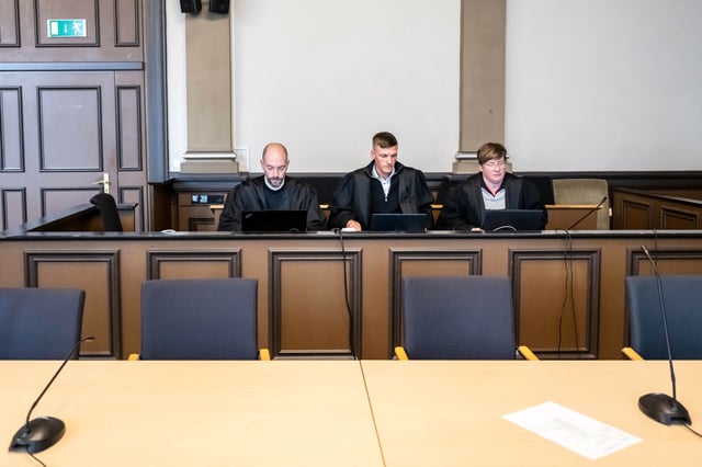 Vor dem Landgericht Verden sind drei Hamburger wegen Brandstiftung zur Solidarisierung mit Ex-RAF-Terroristen angeklagt. Auf dem Bild sind ihre Anwälte zu sehen.