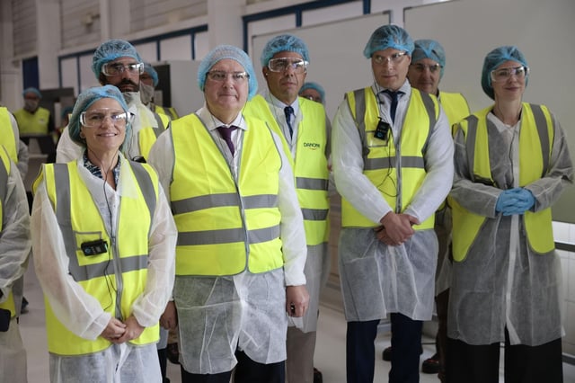 Pilar Bernabé, Jordi Hereu, Carlos Mazón y Diana Morant (primera por la derecha), en la planta de Danone.