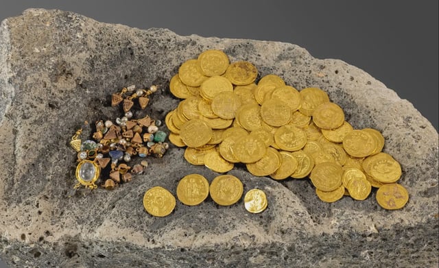Rare Byzantine-Era Gold Treasure Unearthed at Ancient Hippos (Susita) On The Golan Heights