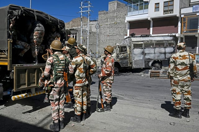 Des membres des forces de sécurité indiennes dans une rue de Leh pendant un couvre-feu imposé par l'administration après de violents affrontements entre la police et des manifestants, le 25 septembre 2025