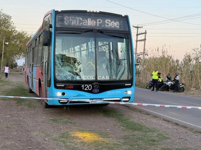 Colectivo que atropelló a las hermanitas. Se puede ver el impacto en el parabrisas