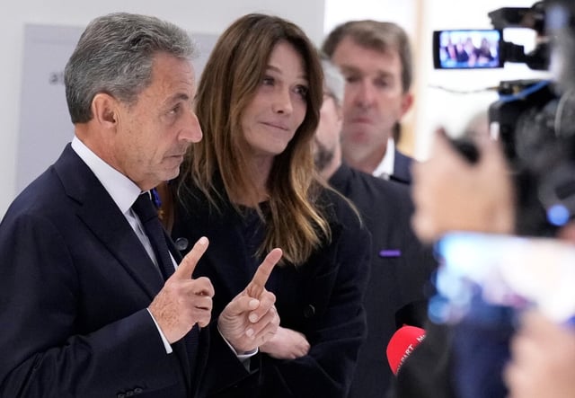 Nicolás Sarkozy habló tras la condena. Se mostró junto a su esposa Carla Bruni. (AP)