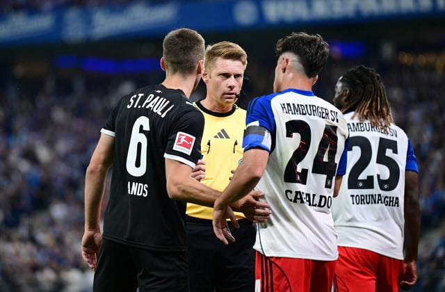 Schiedsrichter Christian Dingert beim Hamburger Bundesliga-Derby
