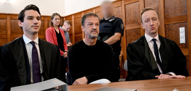 Fredi Bobic mit seinen Anwälten Matthias Weidmann (rechts) und Maximilian Schmidt im Saal des Landgerichts Berlin