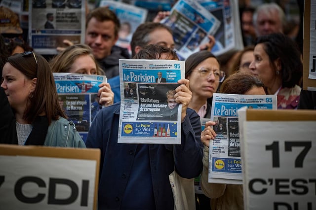 Devant le siège du journal dans le XVe arrondissement de Paris, le 22 septembre 2025. 
