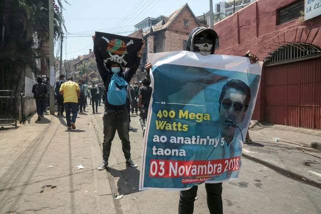Des manifestants protestent contre les coupures d'eau et d'électricité à Madagascar, à Antananarivo le 25 septembre 2025
