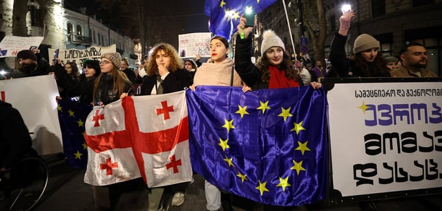 Für Europa, gegen Russland, so der Wunsch vieler junger Georgier. Aber längst nicht alle stimmen dem zu