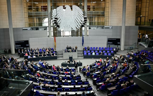 Im Bundestag ist im zweiten Anlauf die Richterwahl für das Bundesverfassungsgericht angelaufen. Abgestimmt wird über die beiden von der SPD aufgestellten Juristinnen Ann-Katrin Kaufhold und Sigrid Emmenegger und den Unions-Kandidaten Günter Spinner.