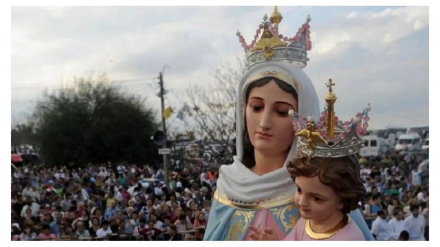 Como cada año, miles de fieles peregrinan hasta San Nicolás para rezarle a la Virgen del Rosario. 