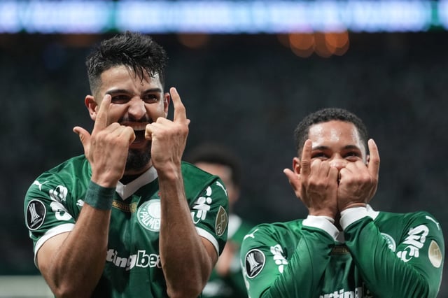 José Manuel López y Vitor Roque festejan uno de los goles de Palmeiras ante River, por la Copa Libertadores