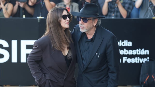 La actriz Monica Bellucci y el director Tim Burton a su llegada al Hotel María Cristina con motivo del Festival de Cine de San Sebastián 2024.