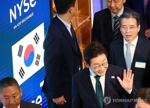 President Lee Jae Myung (R) visits the New York Stock Exchange in New York on Sept. 25, 2025. (Yonhap)