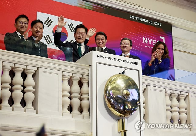 President Lee Jae Myung (3rd from L) waves after ringing the opening bell at the New York Stock Exchange in New York on Sept. 25, 2025. (Yonhap)