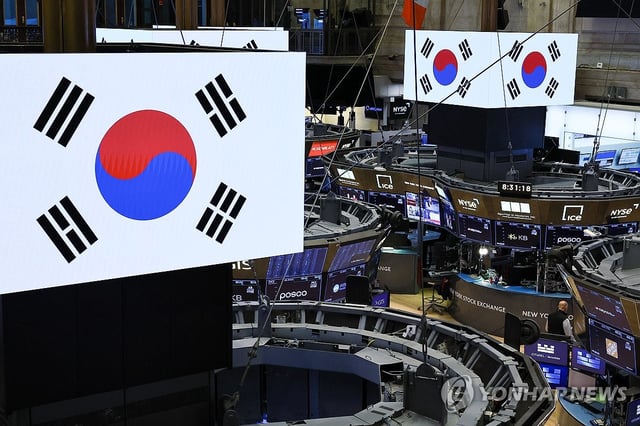 South Korean flags are featured on screens at the New York Stock Exchange in New York on Sept. 25, 2025, as President Lee Jae Myung visited the stock exchange. (Yonhap)