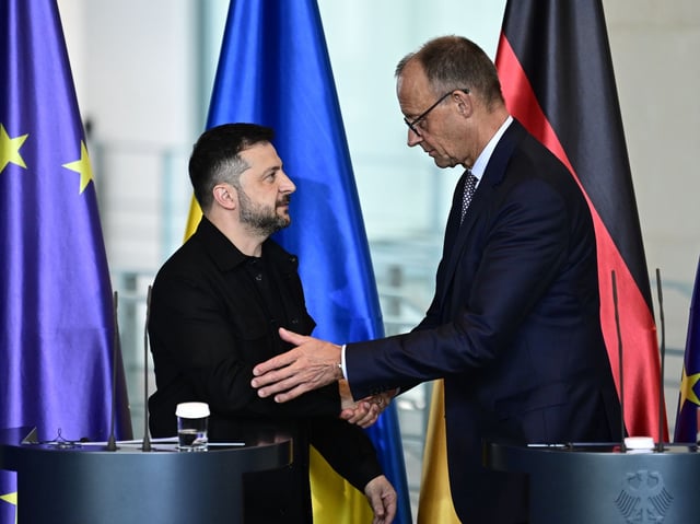 Bundeskanzler Friedrich Merz (r) und Wolodymyr Selenskyj