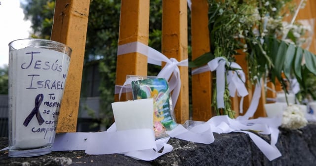 Una veladora con el nombre de Jesús Israel, joven asesinado a manos de otro al interior del CCH Sur. Foto: Galo Cañas, Cuartoscuro