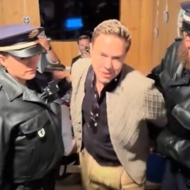 Erst "Festnahme", dann spontanes Mini-Konzert: Sänger Oimara führt seinen Song „Wackelkontakt“ auf der Oktoberfest-Wache der Polizei auf.