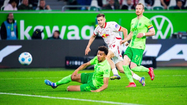 Fußballer auf dem Rasen beim Kampf um den Ball