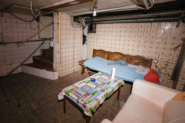 Hagen: In einem Kellerraum einer Schrottimmobilie befinden sich mehrere provisorische Schlafplätze