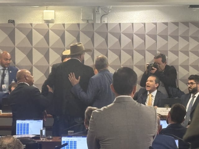 Sessão da CPMI com “Careca do INSS” começa com bate-boca e confusão no Senado.