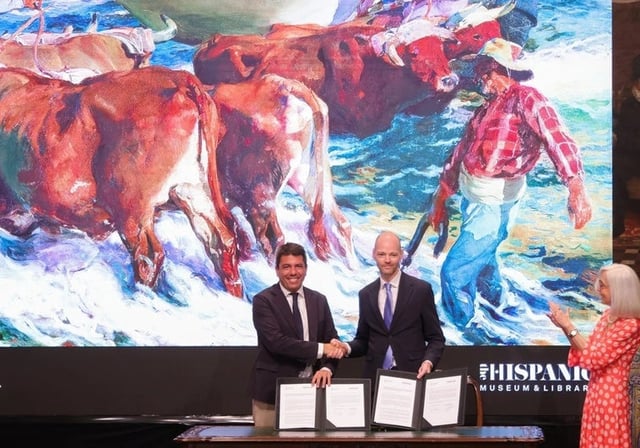 Imagen de archivo del presidente de la Generalitat, Carlos Mazón, y el representante legal de representante legal de The Hispanic Society, Guillaume Kientz, tras la firma del convenio