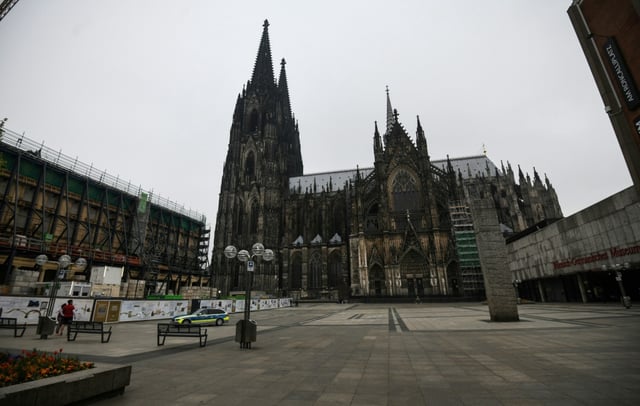 Zehn Beschuldigte sollen versucht haben, die Wahl zum Integrationsrat der Stadt Köln am 14. September zu manipulieren. Die Polizei durchsuchte wegen der Vorwürfe 16 Wohnungen, Vereine und Räumlichkeiten von Pflegediensten.