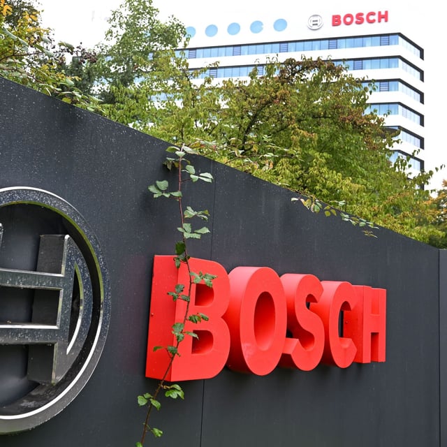 Der Autozulieferer Bosch will Kosten sparen und etwa 13.000 weitere Stellen abbauen, vor allem an deutschen Standorten der Zuliefersparte Mobility. 