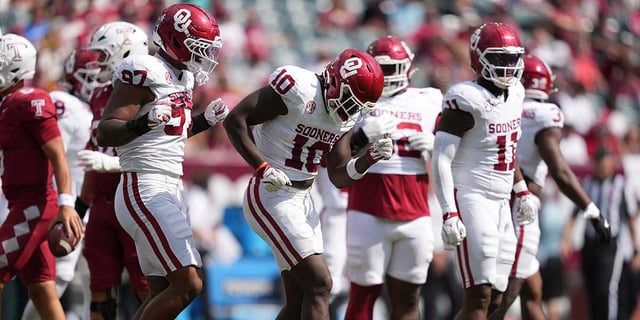 Sep 13, 2025; Philadelphia, Pennsylvania, USA; Oklahoma Sooners linebacker Kip Lewis (10) reacts against the Temple Owls in the second half at Lincoln Financial Field. Mandatory Credit: Kyle Ross-Imagn Images