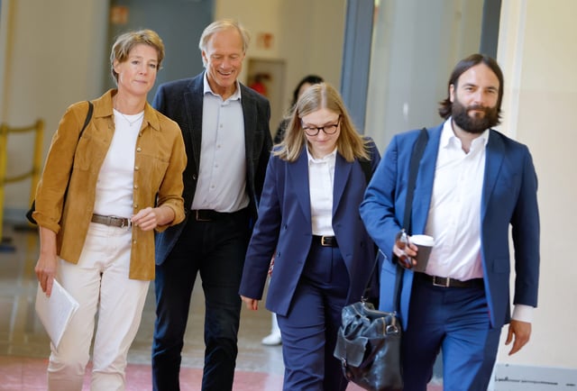 Christina Block (l.), deutsche Gastronomin und Unternehmerin, ihre Verteidigerin Paula Wlodarek, ihr Verteidiger Ingo Bott (r.), und ihr Lebensgefährte Gerhard Delling, ehemaliger Fernsehmoderator und Sportjournalist, kommen nach einer Mittagspause zum Prozess wegen mutmaßlicher Kindesentführung im Landgericht Hamburg zurück.