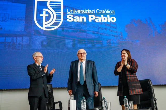 Previo a la ceremonia, Velarde ofreció una conferencia organizada por el Departamento de Ciencias Económicas y Empresariales de la UCSP y que llevó el título de “El papel de la política monetaria y los fundamentos de la economía peruana”. Foto: GEC.