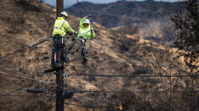 Altadena, CA – January 27:Lineman work to reconnect electrical to existing homes in the Eaton fire burn area in Altadena on Monday, January 27, 2025. (Photo by Sarah Reingewirtz/MediaNews Group/Los Angeles Daily News via Getty Images)