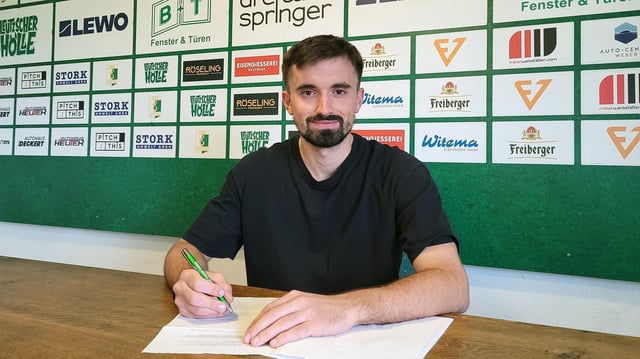 Nils Lihsek bei der Vertragsunterschrift bei der BSG Chemie Leipzig