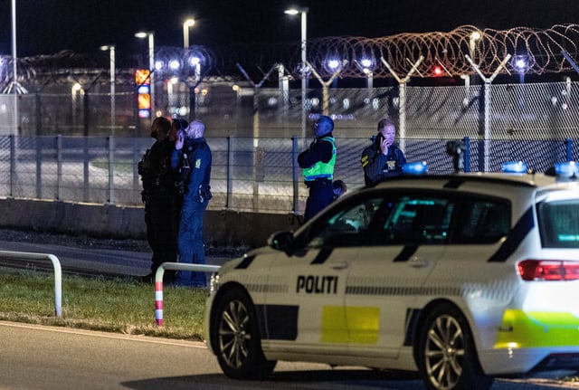 Policía danesa patrulla en un aeropuerto de Copenhague, Dinamarca, ante la amenaza de drones