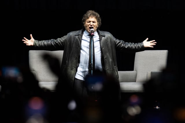 El presidente argentino, Javier Milei, durante la presentación de su libro 'Capitalismo, socialismo y la trampa neoclásica', en el Estadio Luna Park, el 22 de mayo de 2024