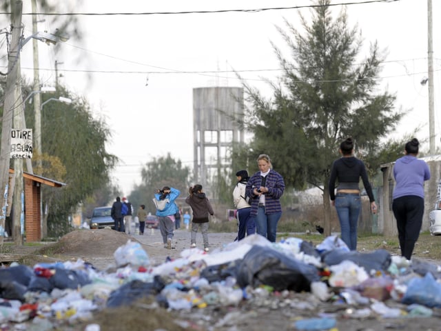 El barrio Nicole, en La Matanza, se siente abandonado. Precisamente, su nombre proviene de la frase "Ni colectivo ni colegio...", en el km 35 de la ruta 3, a la altura de Virrey del Pino. 

 Recorrida con punteros politicos en el barrio Nicol de La MAtanza.

Foto: Andres D'Elia la matanza buenos aires  recorrida por el barrio nicole de la matanza abandono pobreza barrio nicole la matanza clarin zonales la matanza
