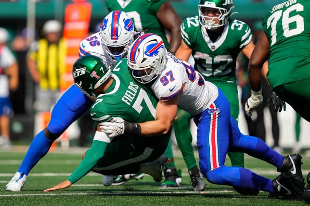 El quarterback Justin Fields, de los Jets de Nueva York es capturado por los defensive end Joey Bosa y Javon Solomon, de los Bills de Buffalo, en el encuentro del domingo 14 de septiembre del 2025. (AP Foto/Yuki Iwamura)