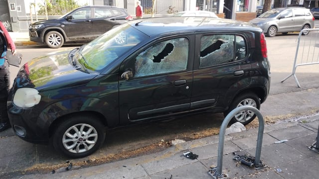 Así quedó uno de los autos agredidos.